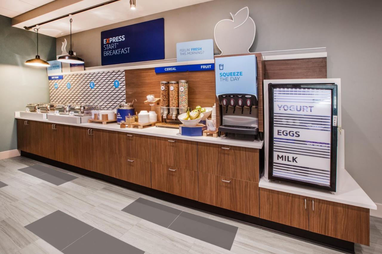 Holiday Inn Express & Suites Windsor East - Lakeshore By Ihg Tecumseh Екстер'єр фото