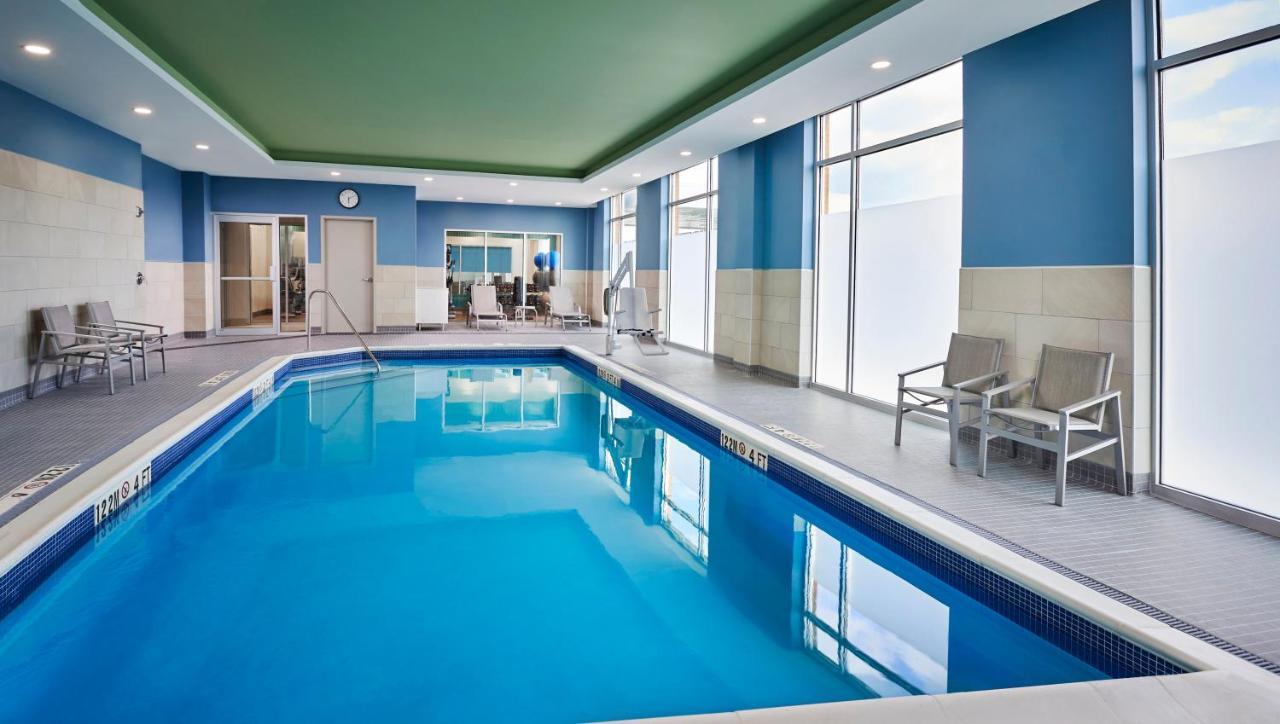 Holiday Inn Express & Suites Windsor East - Lakeshore By Ihg Tecumseh Екстер'єр фото
