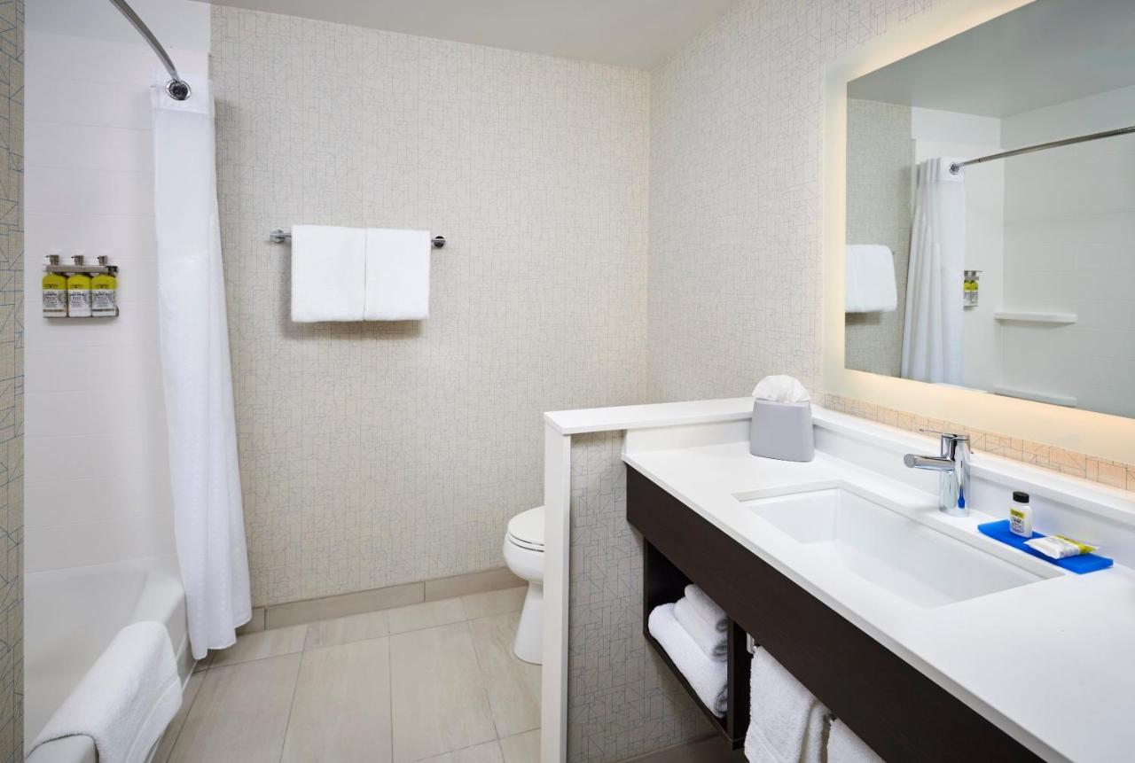 Holiday Inn Express & Suites Windsor East - Lakeshore By Ihg Tecumseh Екстер'єр фото