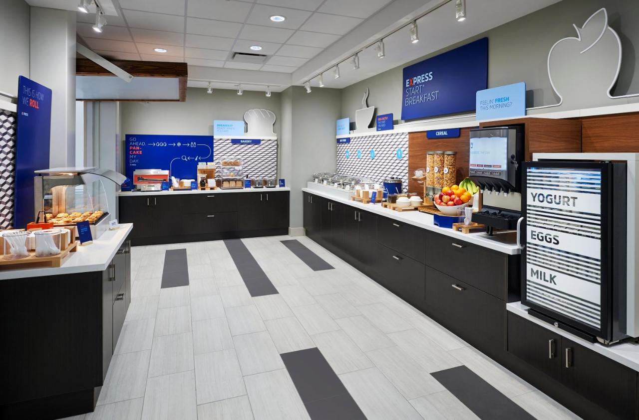 Holiday Inn Express & Suites Windsor East - Lakeshore By Ihg Tecumseh Екстер'єр фото