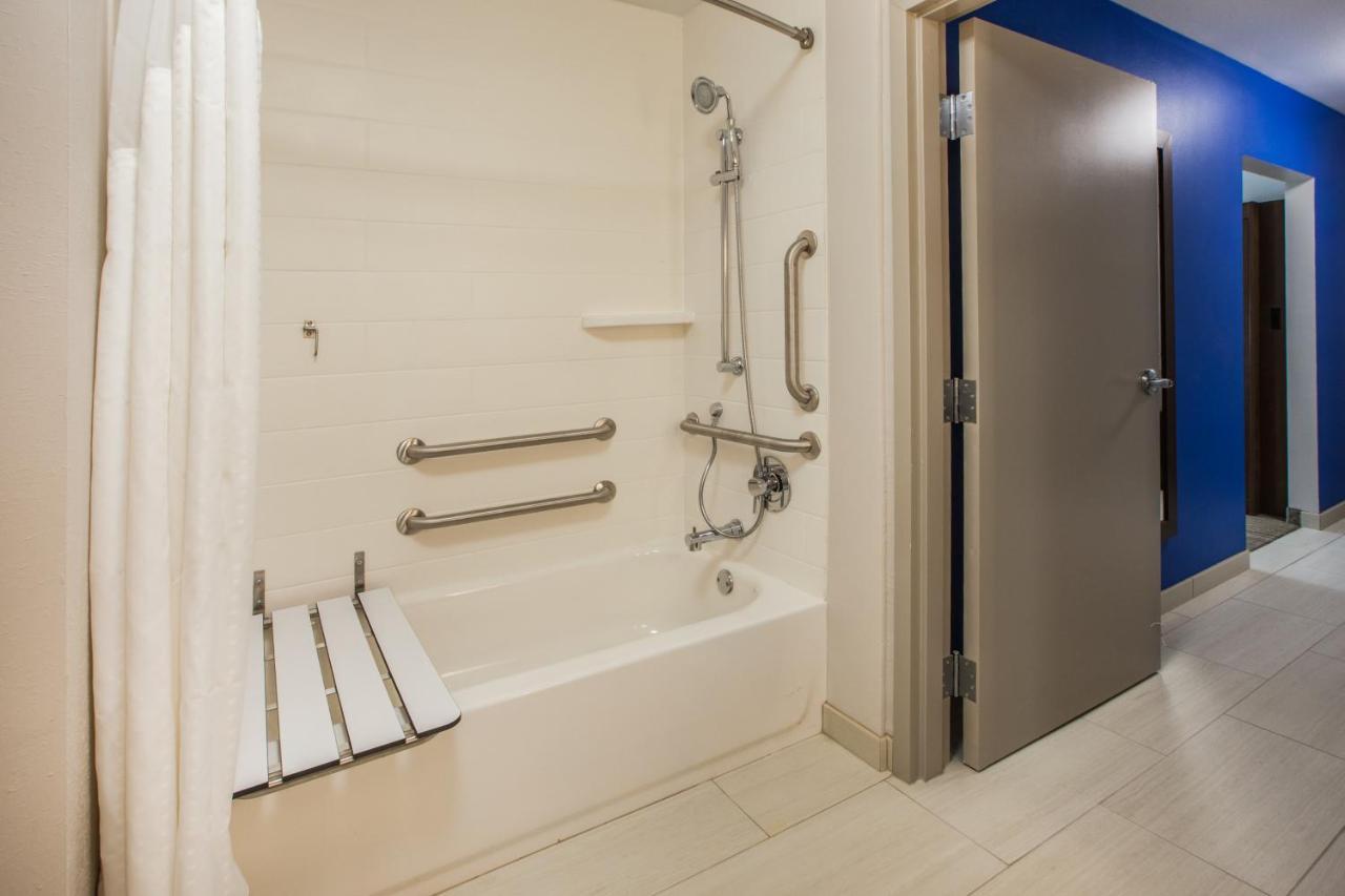 Holiday Inn Express & Suites Windsor East - Lakeshore By Ihg Tecumseh Екстер'єр фото