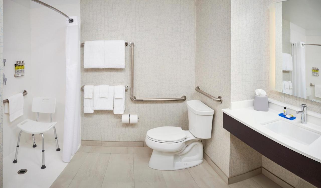 Holiday Inn Express & Suites Windsor East - Lakeshore By Ihg Tecumseh Екстер'єр фото